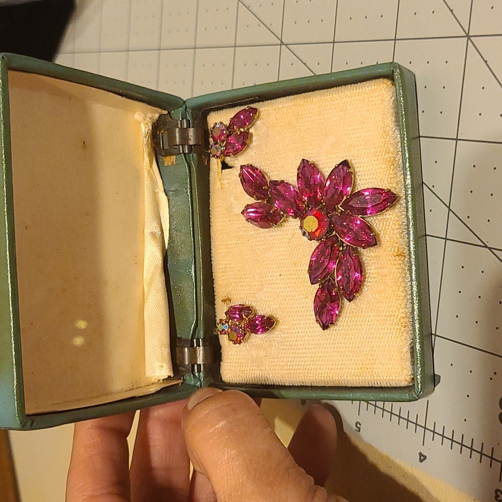 Vintage brooch set